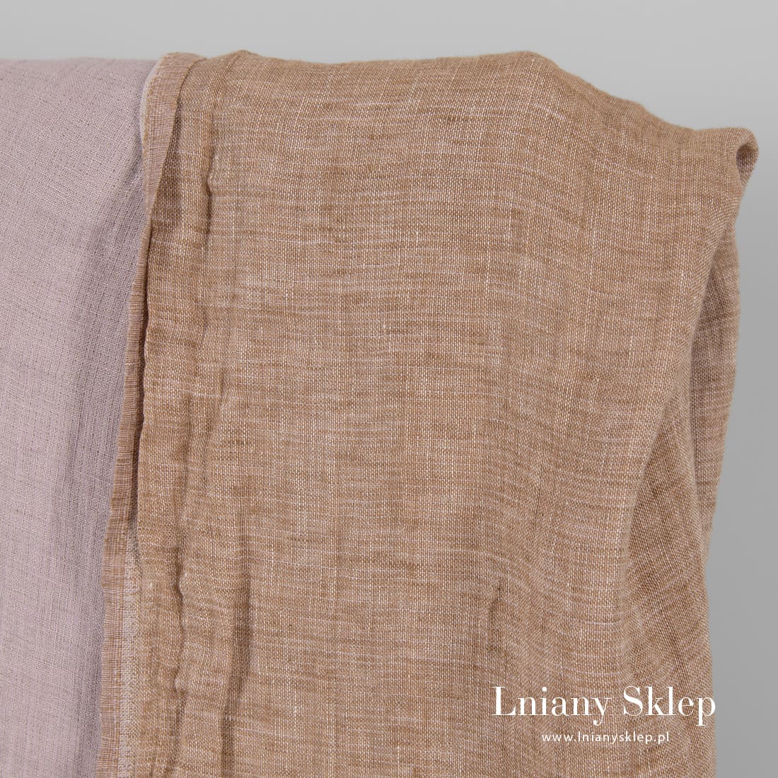 Tkanina wytkana z białej, liliowej i brązowej przędzy.