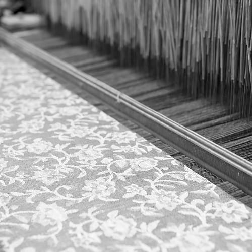 Proces tkania żakardowej tkaniny lnianej.