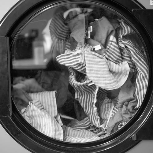 Proces zmiękczania tkanin lnianych.