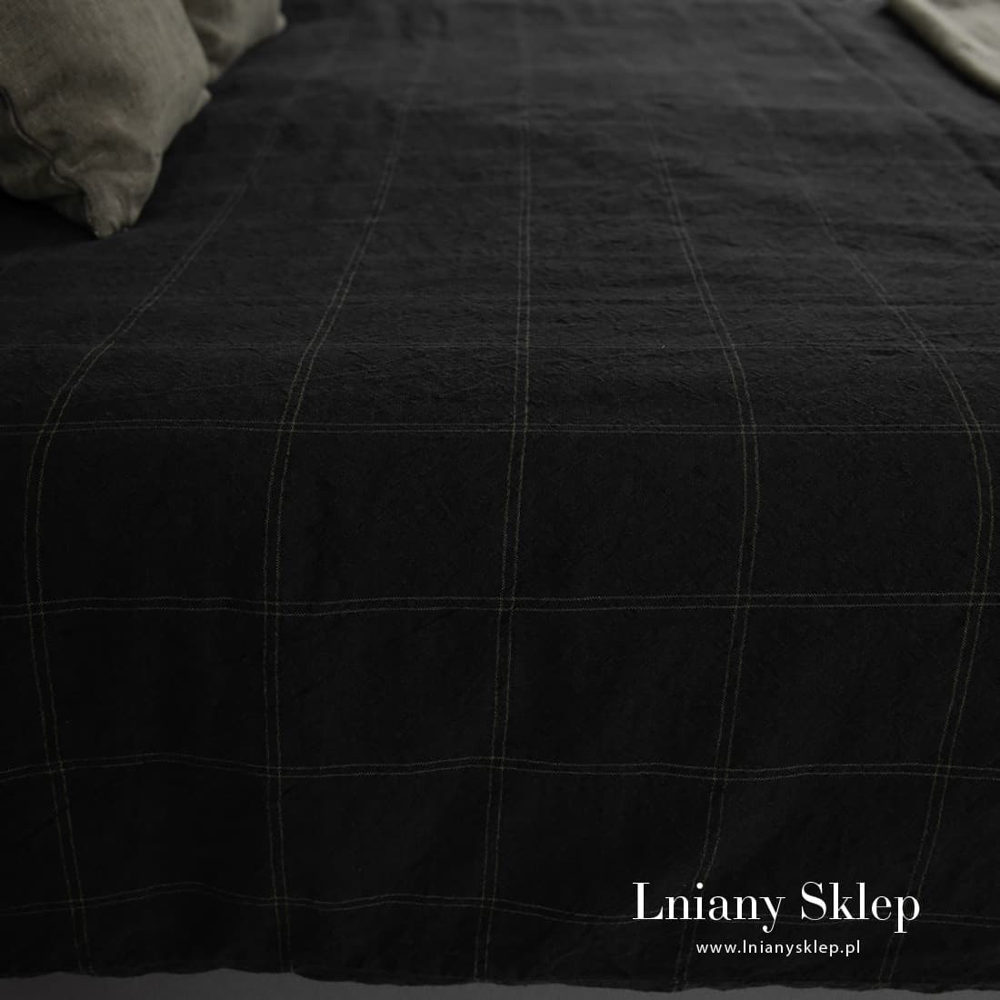 Pościel lniano-bawełniana czarna w zieloną kratkę.