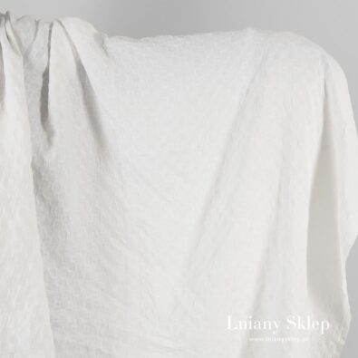 Prany śnieżnobiały len w drobny wzorek.