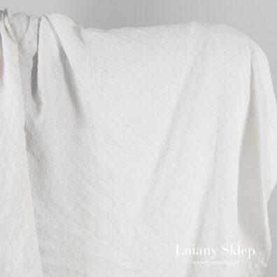 Prany śnieżnobiały len w drobny wzorek.