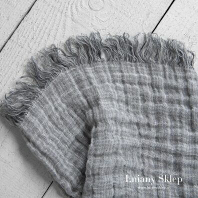 Frędzelki 5cm na węższych brzegach.