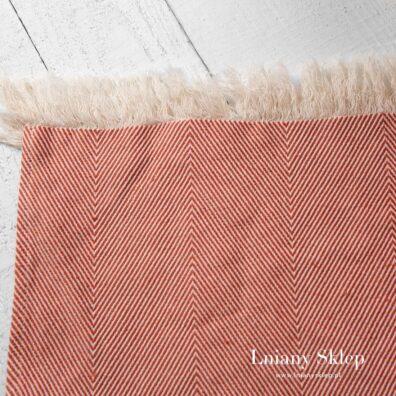 Frędzelki 5cm na krótszych brzegach.