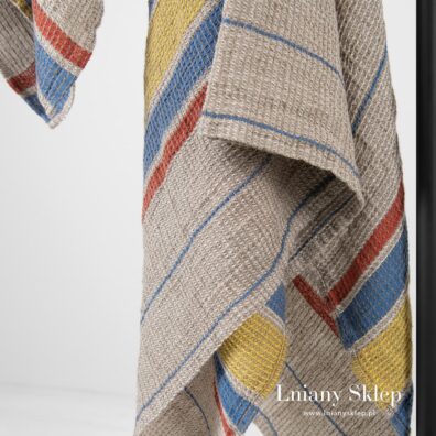 Szary w paski ręcznik z tkaniny waflowej.