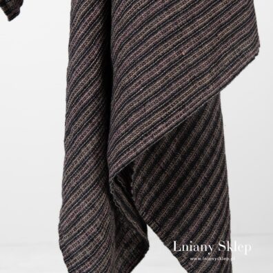 Waflowy ręcznik w brązowe paski.