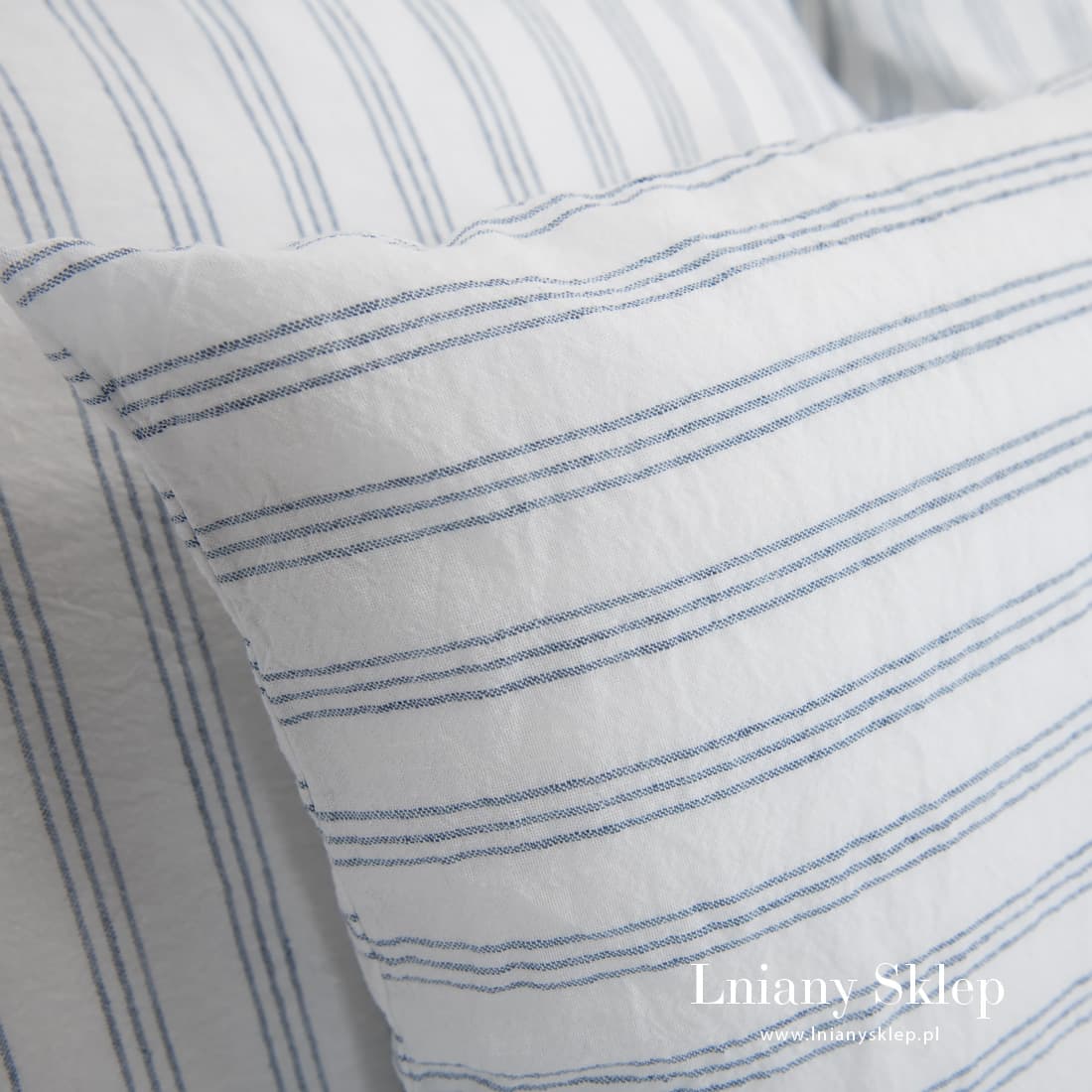Biały w niebieskie paski prany len z bawełną.
