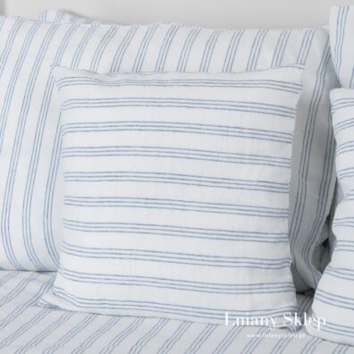 Białe w niebieskie paski poszewki na poduszki.