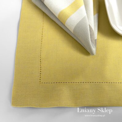 Brzeg - podwinięcie 4cm, ozdobiony mereżką.