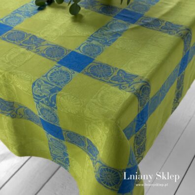 Zielone tło wytkane w niebieską kratkę.