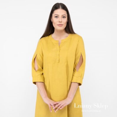 Na rękawach - rozcięcia.