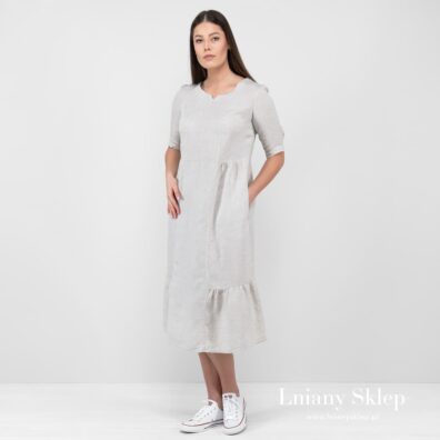 Długa jasnoszara sukienka.