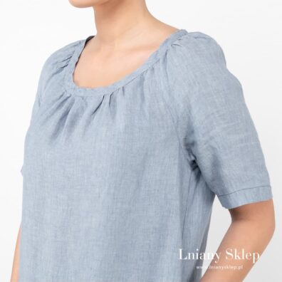 Dekolt okrągły, namarszczany.