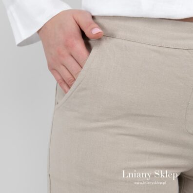 Jasne szare spodnie. Kieszenie.