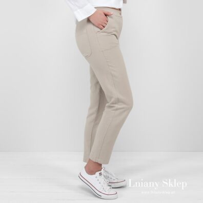 Jasne szare spodnie w stylu dżinsów skinny.