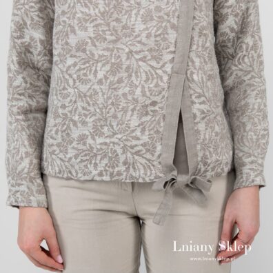 Z przodu w dole wiązana w kokardę.