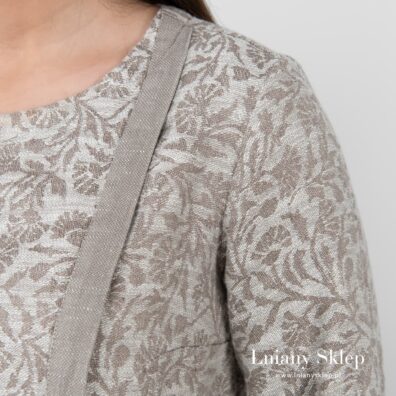 Z przodu lamówka w dole wiązana w kokardę.