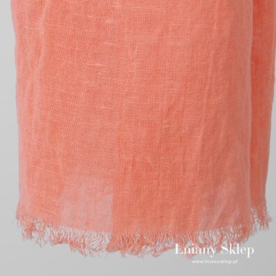 Szaliczek ozdobiony strzępionymi frędzelkami.