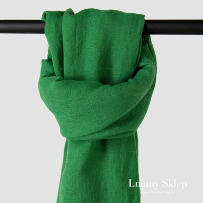 Zielony szalik z pranej tkaniny lniano - bawełnianej.