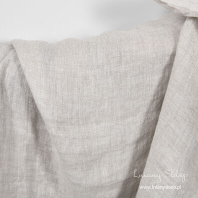 Jasnoszary len wytkany splotem jodełkowym.