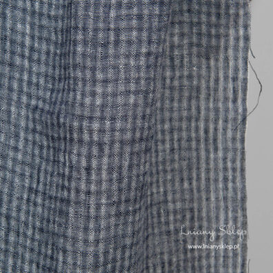 Prany len wytkany w kratkę.