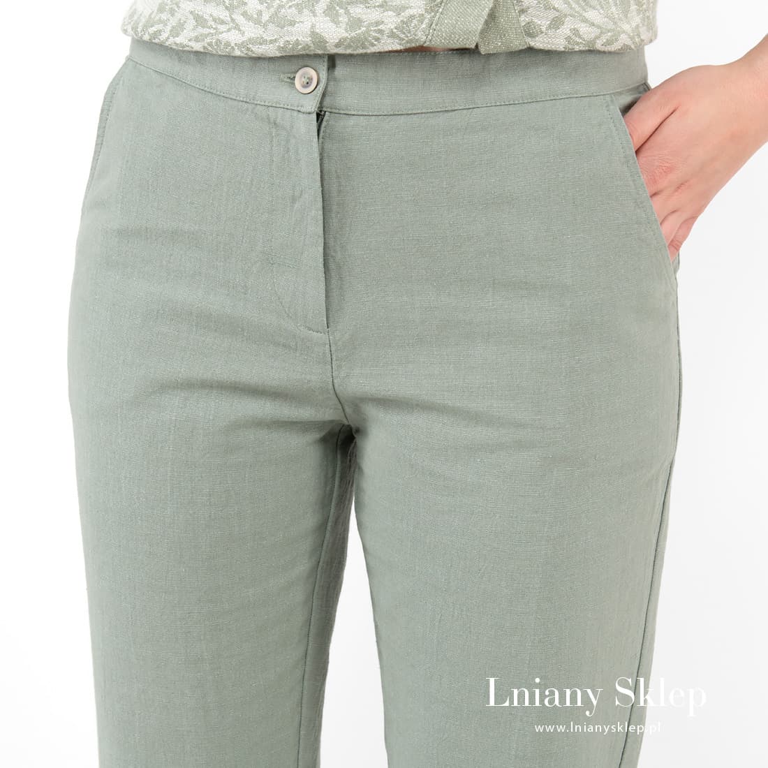 Kieszenie na bokach.