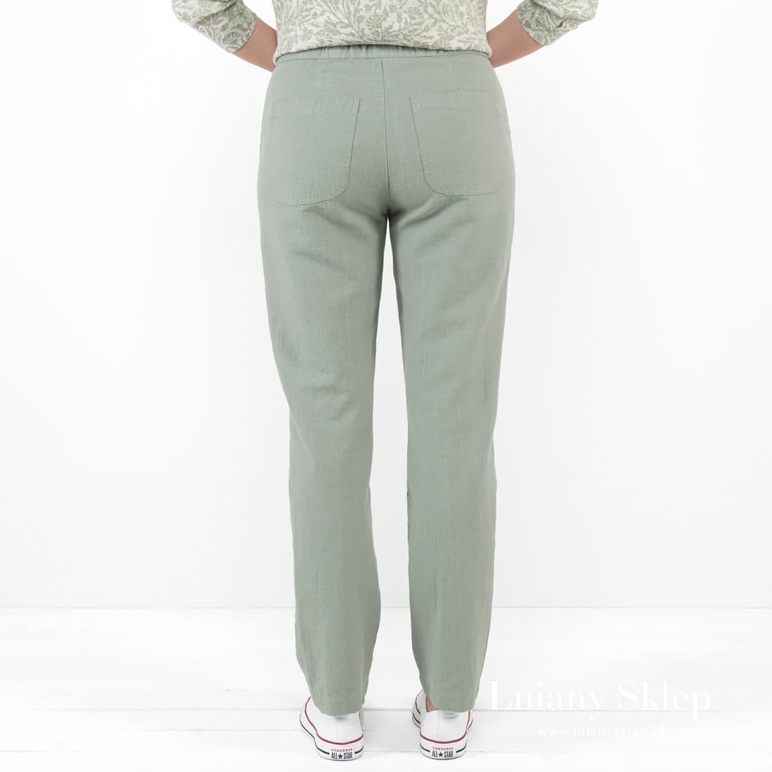 Jasnozielone spodnie. Nakładane kieszenie z tyłu.