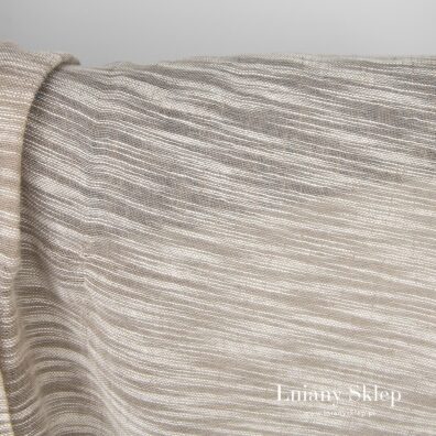 Rzadka tkanina w prążki.