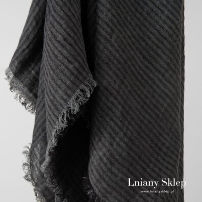 Brzegi chusty ozdobione strzępionymi frędzelkami.