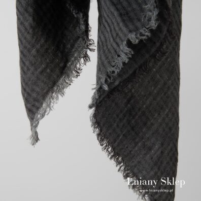 Chusta z czarnej i szarej przędzy.