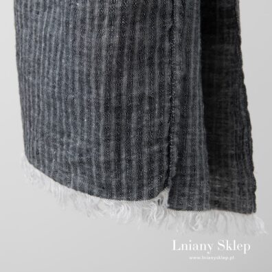 Szalik z przędzy czarnej i białej.