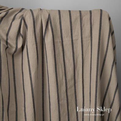 Szeroki piaskowy len z bawełną prany w czarne pasy.