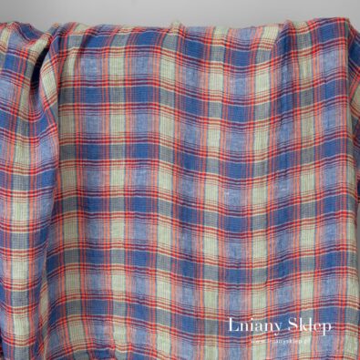 Prześwitujący len prany w niebieskie i pomarańczowe kratki.