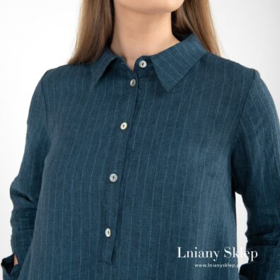 Granatowa sukienka zapinana z przodu na guziki.