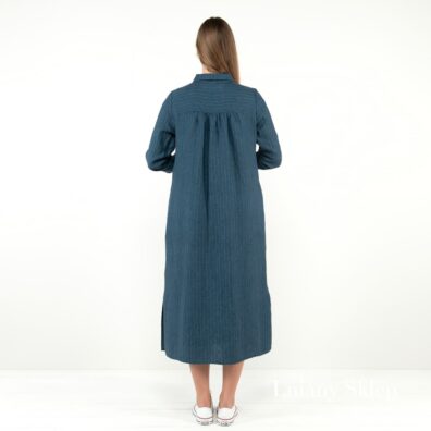 Granatowa sukienka. Widok z tyłu.