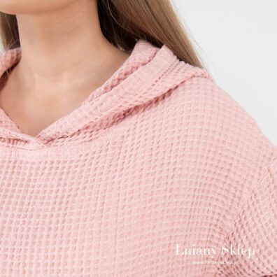 Różowy dżemper z pranej tkaniny waflowej.