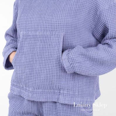 Niebieski lniany dżemper z kieszenią z przodu.