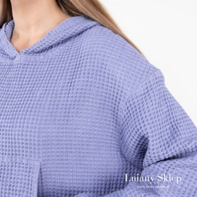 Niebieski dżemper z pranej tkaniny waflowej.