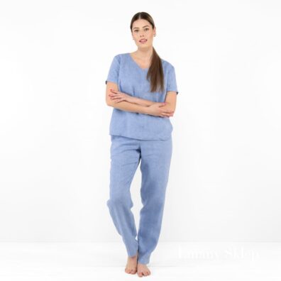 Niebieskie spodnie i bluzeczka z identycznej tkaniny.