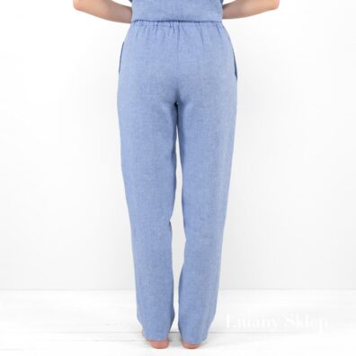 Niebieskie spodnie z pranej tkaniny lnianej.