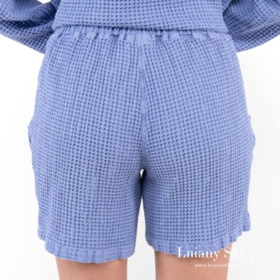 Niebieskie szorty. Widok z tyłu.