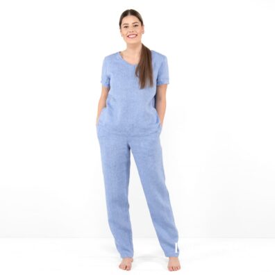 Niebieska bluzka i spodnie z identycznej tkaniny.