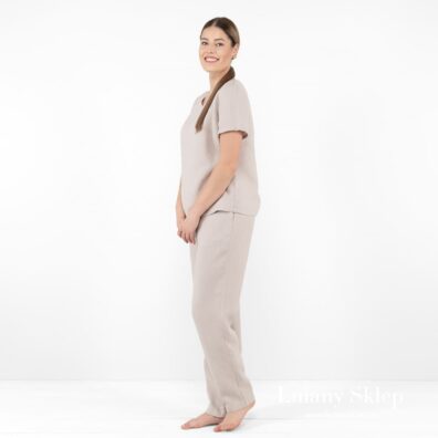 Piaskowa bluzka i spodnie z identycznej tkaniny.