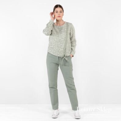 CYBIL zielona żakardowa bluzka. Zielone spodnie NOJA.