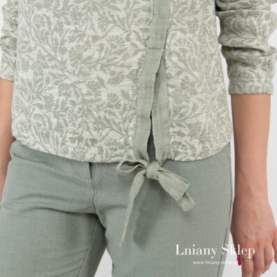 Zielona żakardowa bluzka. W dole -kokardka.