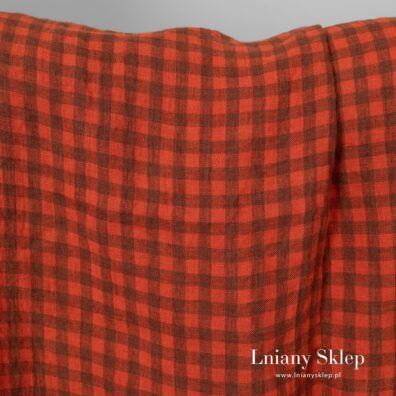 Czerwony prany len w brązową kratkę.