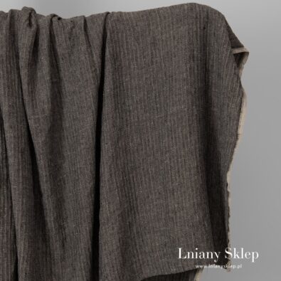 Prany len wytkany w jodełkę czarną i szarą.