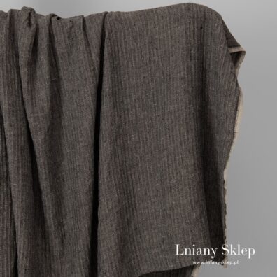 Prany len wytkany w jodełkę czarną i szarą.