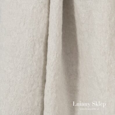 Piaskowa tkanina w żakardowy wzór kwiatowy.