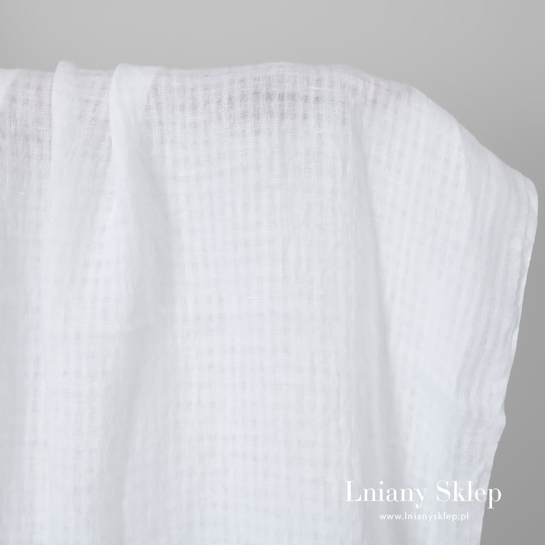 Prany len w gęściej i rzadziej wytkaną krateczkę.